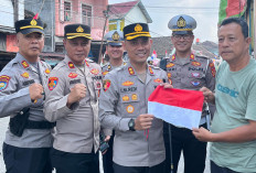 Turun Langsung ke Jalan, Kapolres OKUS Pimpin Pembagian Bendera Merah Putih ke Pengendara