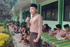 Latih Keberanian dan Bahasa Asing, MTsN 1 OKUS Gelar Pidato English Club