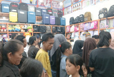 H-1 Hari Pertama Sekolah, Toko Atribut dan Seragam di Bunda Mart Muaradua Ramai Diserbu Pembeli