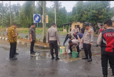 Polres OKU Selatan Turun Tangan, Jalan Berlubang di Simpang Gunung Pasir Ditimbun
