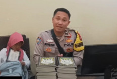 Bhabinkamtibmas Muaradua Bagikan Puluhan Iqro ke Santri