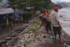 Tim Kebersihan DLH OKU Selatan Sisir Kawasan Wisata Danau Ranau