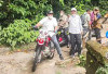 Gunakan Motor Trail, Bupati OKU Selatan Cek Kondisi Sejumlah Jalan di Mekakau Ilir
