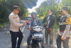 Polsek BSA Pasangkan Bendera ke Pengendara Yang Melintas