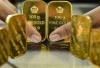 Harga emas di Pegadaian hari ini kompak turun hingga Rp15.000/gram