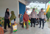 Personel Polsek BSA Kawal Distribusi Beras GPM