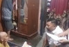 Lurah Pasar Muaradua Antar Langsung Bantuan Beras dan Minyak ke Rumah Warga Sakit