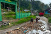 Warga Desa Cokohnau Swadaya Timbun Jalan Provinsi Berlubang, Harap Segera Diperbaiki