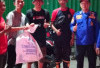 Dinas Damkar Bantu Warga Evakuasi Tawon Vespa