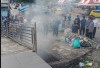 Oknum Jahil Bakar Sampah di Bawah Panggung Ikon Danau Ranau