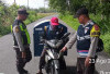 Personel Polsek Simpang Imbau Pengguna Jalan Lengkapi Kendaraan