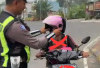 Polres OKU Selatan Edukasi Keselamatan Berkendara, Bagikan Helm untuk Penumpang Anak-anak