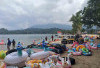 Libur Akhir Pekan, Wisata Pantai Pelangi Danau Ranau Lengah