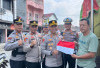 Semarak HUT RI ke-80, Polres OKU Selatan Bagikan Bendera Merah Putih di Pasar Muaradua