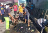 Pemkel Bandar Agung Ranau Bersama Warga Bersihkan Saluran Air Tersumbat