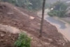 Jalan Licin Akibat Proyek di Desa Villa Dikeluhkan Warga, Pengendara Diminta Waspada