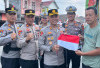 Turun Langsung ke Jalan, Kapolres OKUS Pimpin Pembagian Bendera Merah Putih ke Pengendara